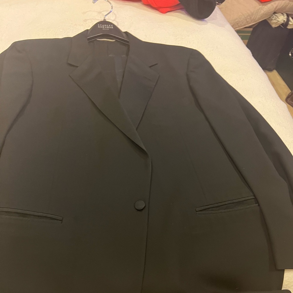 Christian Dior tuxedo size 38 ! Wear twice for a weddings